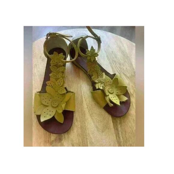 Chocolat Blu Flat Ankle strap Leather Flower Sandal, size 6, Anthropologie - Picture 1 of 9